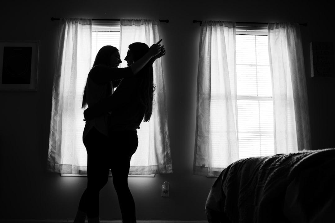 découvrez l'hétéro-agressivité, un concept psychologique explorant les comportements hostiles ou violents envers autrui, souvent lié à des dynamiques sociales et culturelles. cette analyse approfondie vous permettra de mieux comprendre les origines et les impacts de ce phénomène sur les relations interpersonnelles.