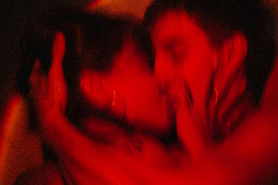 découvrez le concept d'hétéro-agressivité, ses manifestations et ses impacts sur les relations interpersonnelles. une analyse approfondie de ce phénomène complexe qui influence le comportement et la dynamique sociale.