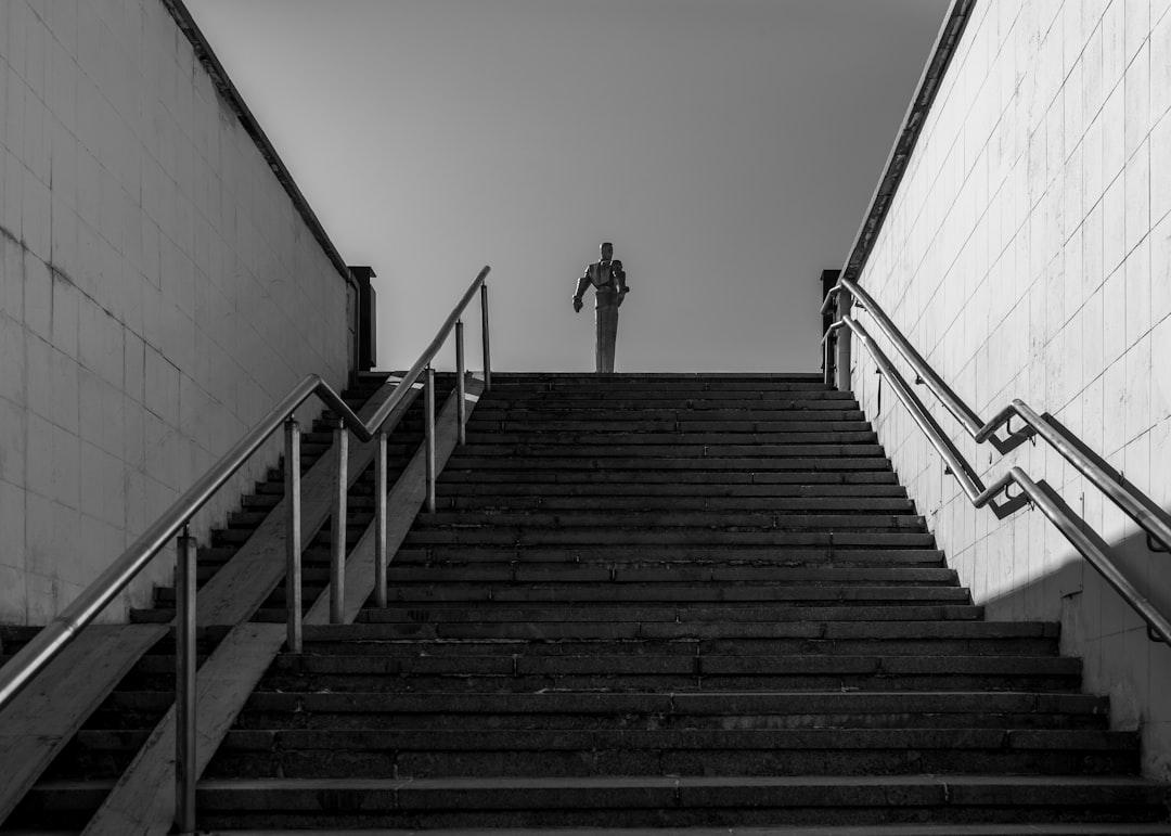 découvrez comment surmonter vos peurs grâce à des techniques pratiques et des conseils inspirants. apprenez à affronter vos anxiétés, à retrouver votre confiance et à vivre pleinement chaque moment. transformer la peur en force vous attend !