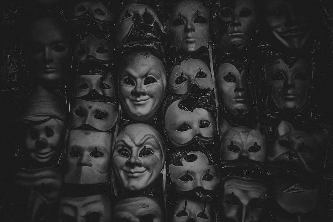 découvrez les mystères de la psychopathie, une condition complexe qui influence le comportement humain. explorez ses symptômes, les traits de personnalité associés et les impacts sur les relations interpersonnelles. informez-vous sur les dernières recherches et thérapies disponibles pour mieux comprendre cette pathologie.