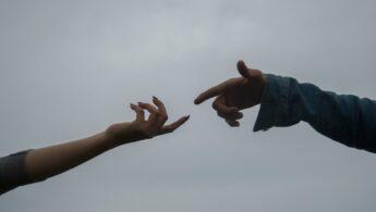 découvrez comment identifier et surmonter une relation destructrice. apprenez à reconnaître les signes et à reprendre le contrôle de votre vie pour favoriser des relations saines et épanouissantes.