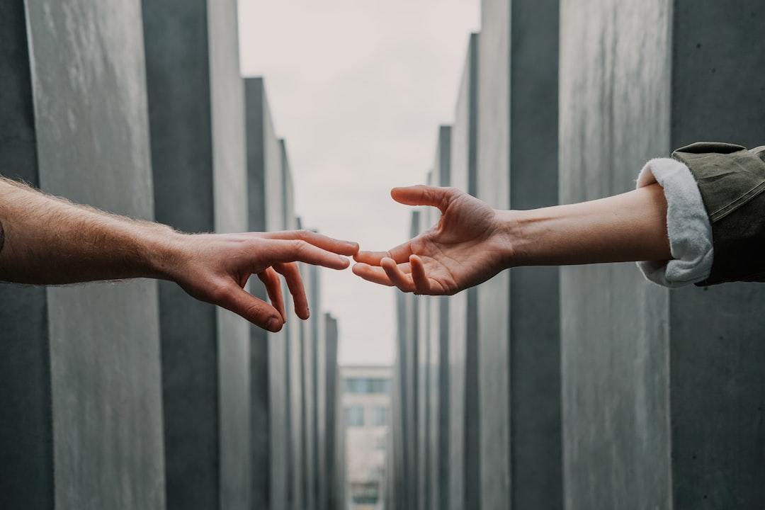 découvrez l'importance de l'empathie dans nos relations humaines. apprenez comment développer cette compétence essentielle pour améliorer votre communication, renforcer vos liens sociaux et favoriser un environnement harmonieux. l'empathie, clé de la compréhension et du respect mutuel.