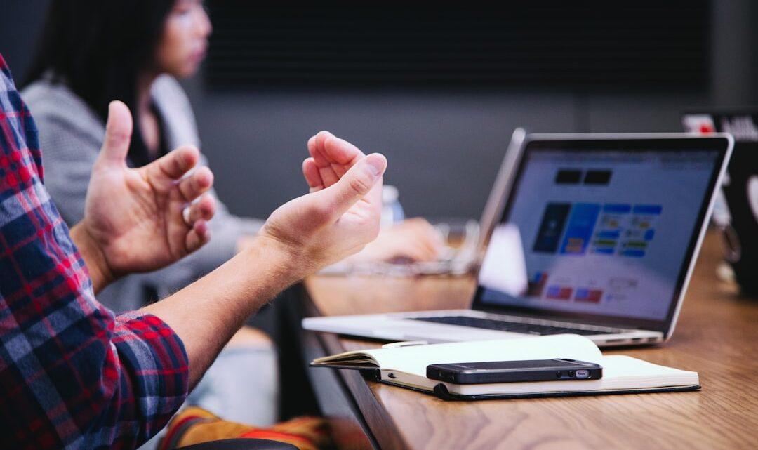 découvrez l'importance de la communication non verbale dans vos interactions quotidiennes. apprenez comment les gestes, les expressions faciales et le langage corporel peuvent influencer vos relations personnelles et professionnelles.