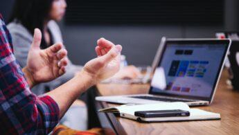 découvrez l'importance de la communication non verbale dans vos interactions quotidiennes. apprenez comment les gestes, les expressions faciales et le langage corporel peuvent influencer vos relations personnelles et professionnelles.