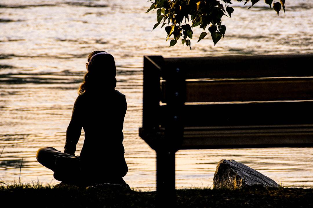 explorez la complexité de la solitude, un état émotionnel parfois redouté, mais aussi source d'introspection et de créativité. découvrez comment la solitude peut influencer votre bien-être, nourrir votre esprit et vous aider à mieux vous connaître.