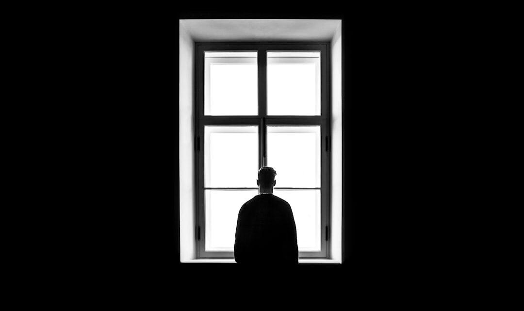découvrez les nuances de la solitude : un voyage introspectif entre introspection, créativité et découverte de soi. explorez comment la solitude peut être à la fois un refuge et une source d'inspiration.