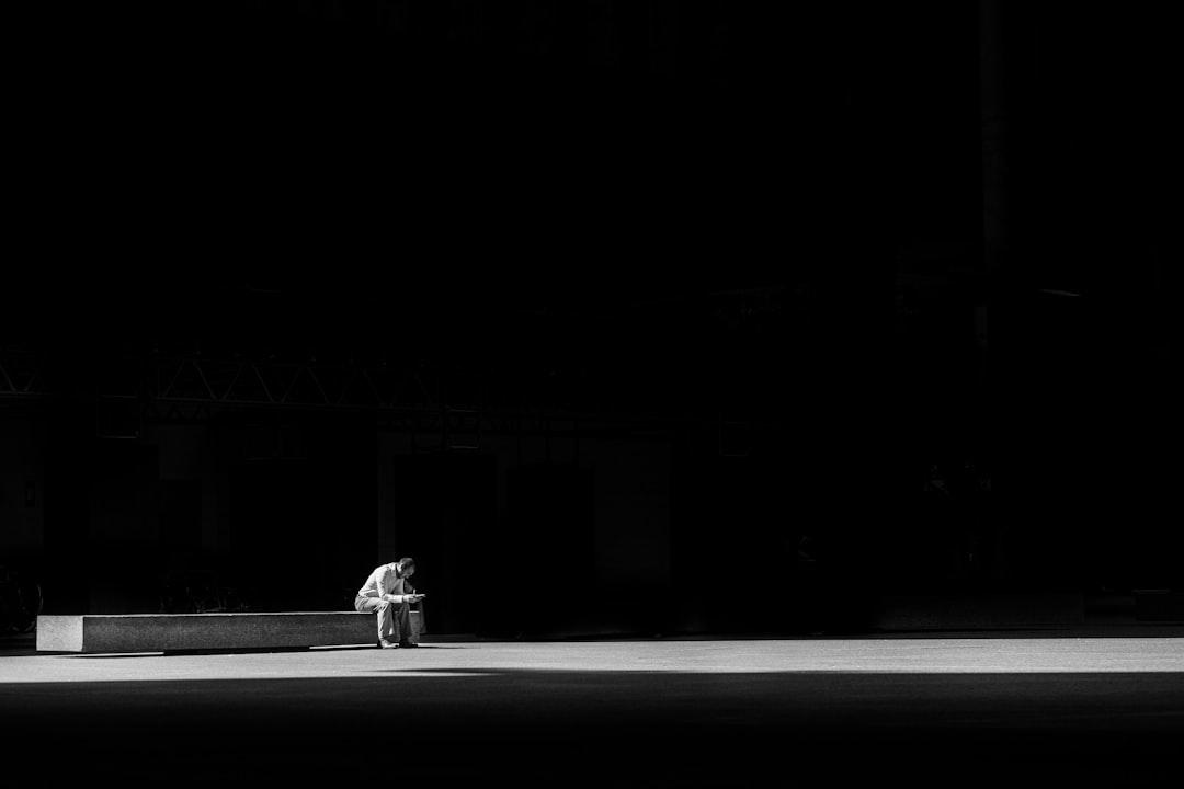 découvrez les différentes facettes de la solitude, un état d'esprit complexe qui peut être à la fois source de réflexion profonde et de créativité. explorez comment elle influence nos vies et notre bien-être.