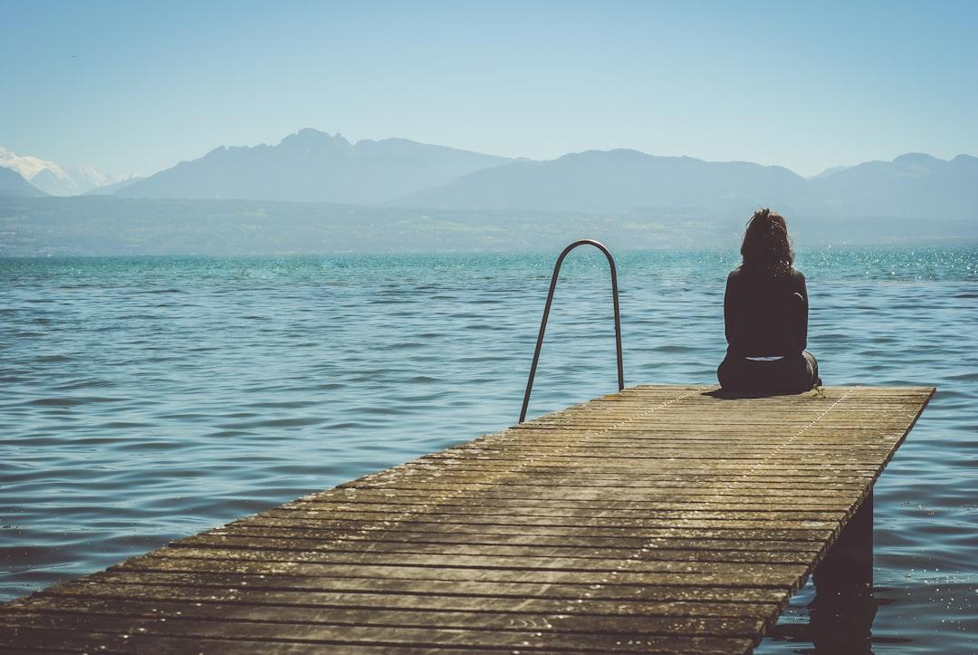découvrez la profondeur de la solitude, un état d'être qui peut à la fois apaiser et tourmenter. explorez ses nuances, ses causes et ses effets sur l'âme humaine à travers des réflexions et des témoignages inspirants.
