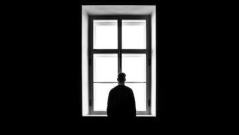 découvrez les nuances de la solitude : un voyage introspectif entre introspection, créativité et découverte de soi. explorez comment la solitude peut être à la fois un refuge et une source d'inspiration.