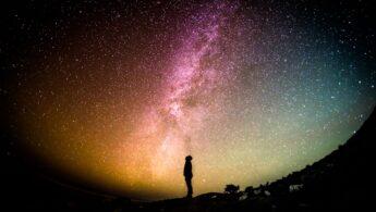découvrez l'univers fascinant des rêves : leur signification, leur origine et l'influence qu'ils exercent sur notre vie quotidienne. plongez dans le monde mystérieux des songes et explorez ce que révèlent vos nuits.