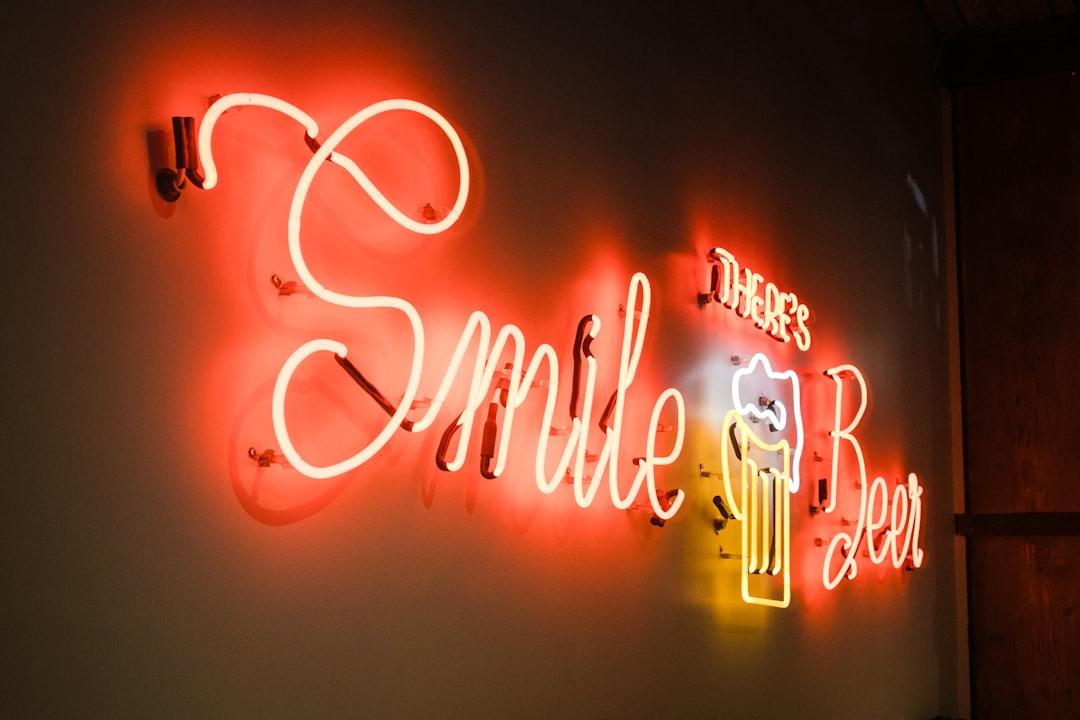 découvrez le sourire de duchenne, un vrai indicateur de bonheur et d’émotion authentique, reconnu par l’activation simultanée des muscles des yeux et de la bouche. apprenez à le reconnaître et comprenez son importance en communication non verbale.