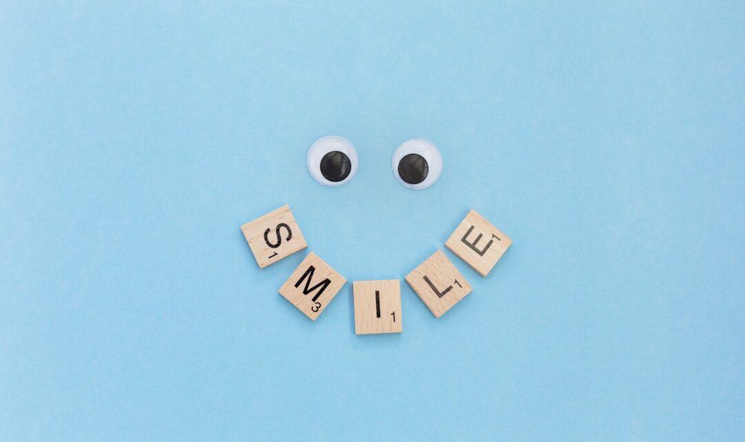 découvrez le sourire de duchenne, une expression faciale authentique révélant une émotion sincère. apprenez à reconnaître ce sourire caractérisé par l’activation des muscles des yeux et de la bouche.