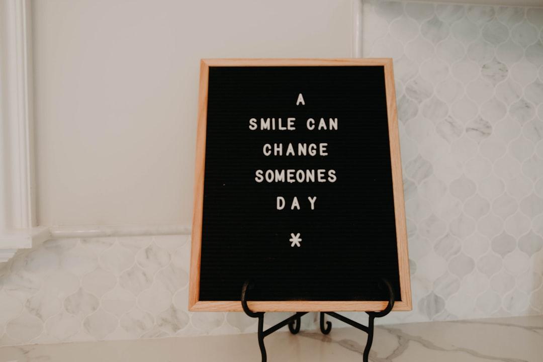 découvrez le sourire de duchenne, un sourire authentique et spontané impliquant à la fois la bouche et les yeux, symbole universel de joie véritable. apprenez à le reconnaître et à comprendre sa signification en psychologie.