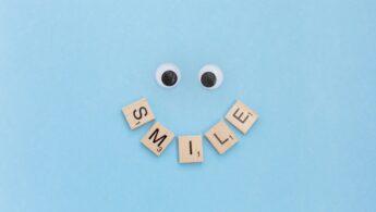 découvrez le sourire de duchenne, une expression faciale authentique révélant une émotion sincère. apprenez à reconnaître ce sourire caractérisé par l’activation des muscles des yeux et de la bouche.