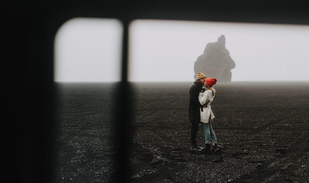 découvrez comment reconnaître, comprendre et surmonter la distance émotionnelle dans vos relations pour améliorer la communication et renforcer les liens affectifs.