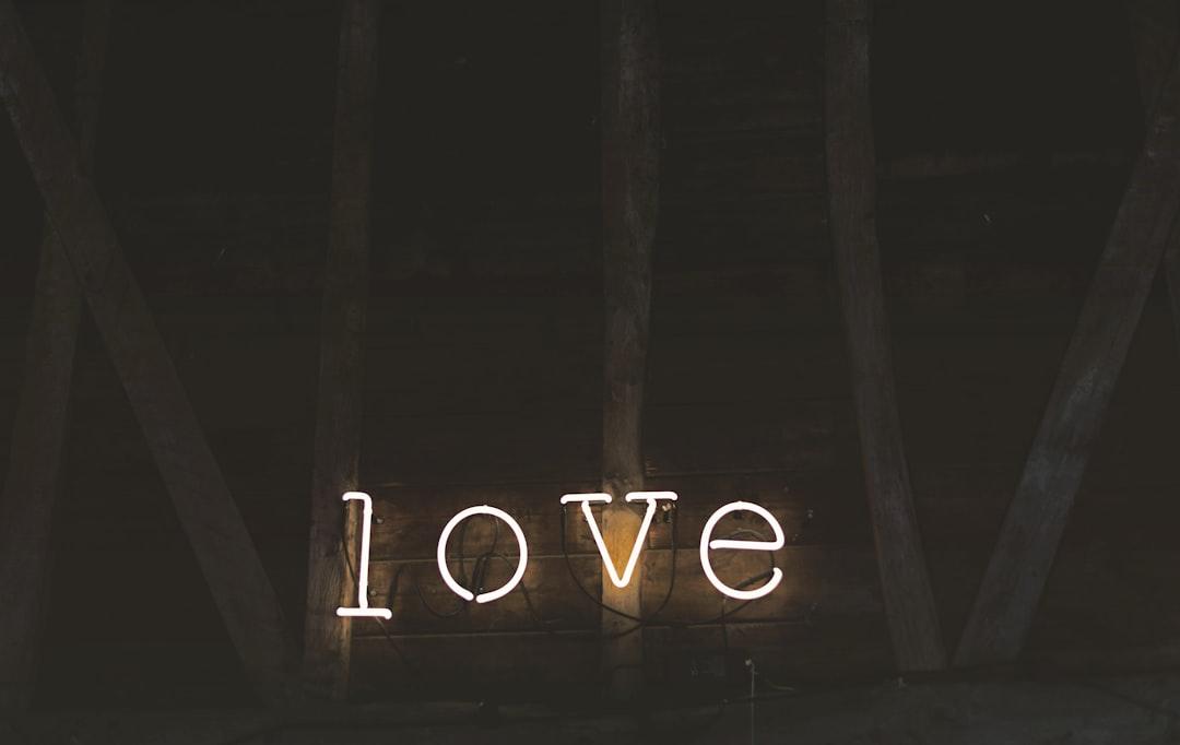 découvrez une sélection de love mantras inspirants pour attirer l’amour, renforcer votre relation et cultiver des sentiments positifs au quotidien. idéal pour ceux qui souhaitent vivre une histoire d’amour épanouissante !