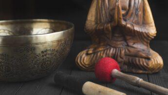découvrez la signification des mantras, comment les utiliser pour améliorer votre bien-être et trouver la paix intérieure. guide pratique et exemples pour débutants et confirmés.