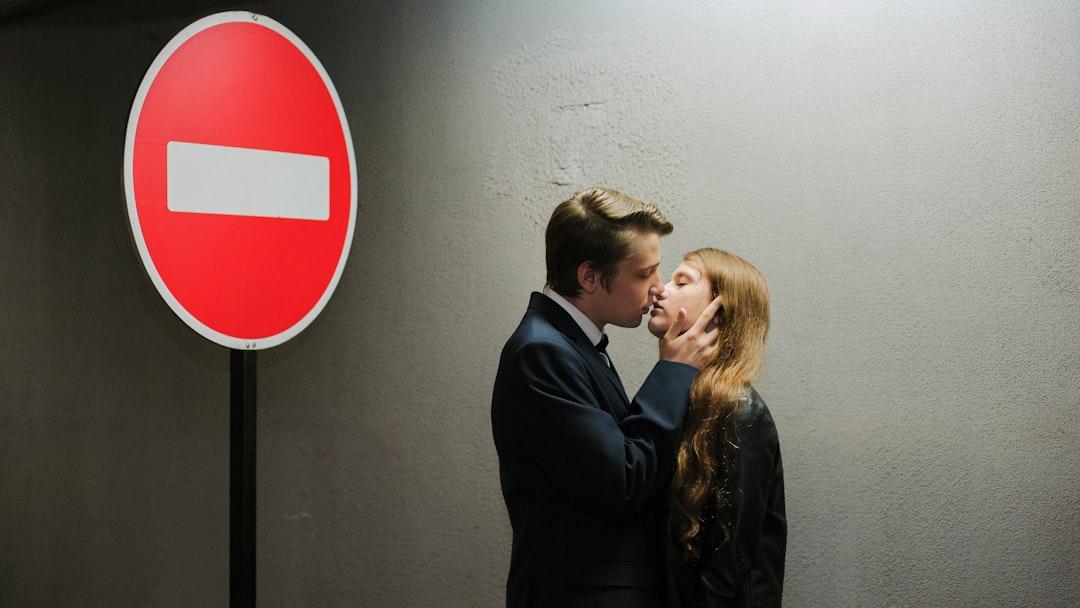 découvrez les dynamiques derrière le comportement possessif, ses causes et ses effets sur les relations. apprenez à reconnaître ces attitudes, à les comprendre et à favoriser des interactions plus saines.