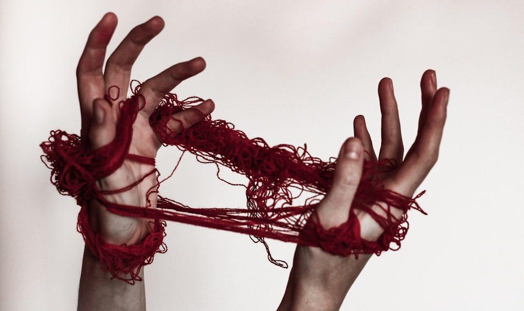 découvrez la signification du 'red thread', ce fil rouge qui relie idées, personnes ou événements, et comment il influence la narration et la destinée dans différentes cultures.