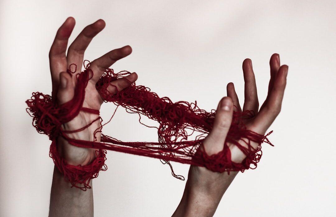 découvrez la signification du 'red thread', ce fil rouge qui relie idées, personnes ou événements, et comment il influence la narration et la destinée dans différentes cultures.