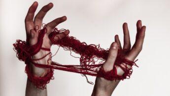 découvrez la signification du 'red thread', ce fil rouge qui relie idées, personnes ou événements, et comment il influence la narration et la destinée dans différentes cultures.
