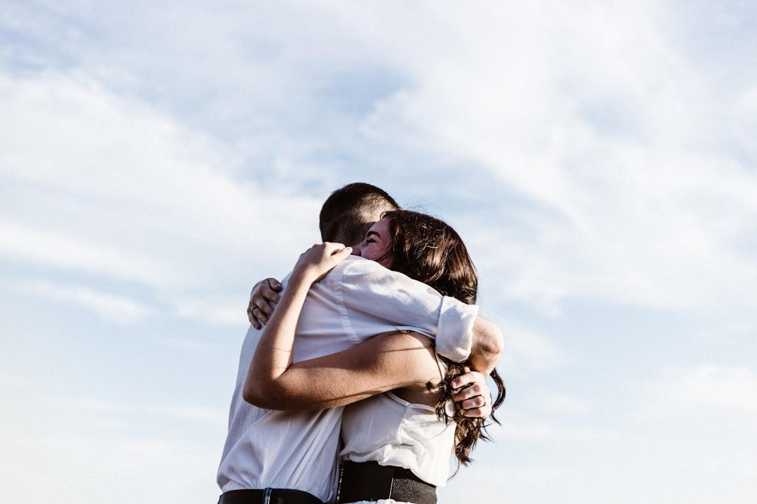 découvrez les nuances des relations amoureuses, amicales et familiales. apprenez à établir des connexions profondes, à communiquer efficacement et à résoudre les conflits pour enrichir vos interactions quotidiennes.
