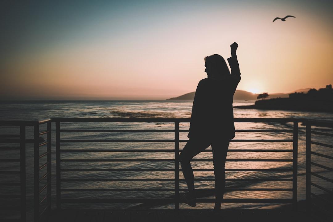 découvrez ce qu'est la résilience, sa définition, ses mécanismes et comment développer cette capacité à surmonter les difficultés et rebondir face aux épreuves de la vie.