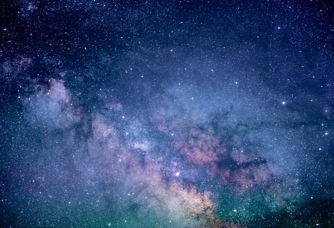 découvrez l'immensité du cosmos, un univers fascinant composé de galaxies, d'étoiles et de mystères. plongez dans l'exploration spatiale et les secrets de l'espace infini.