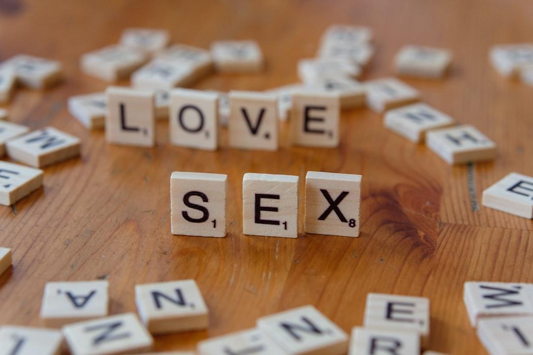 découvrez l'extraversion : définition, caractéristiques et conseils pour mieux comprendre cette dimension de la personnalité, améliorer vos relations et valoriser vos points forts sociaux.