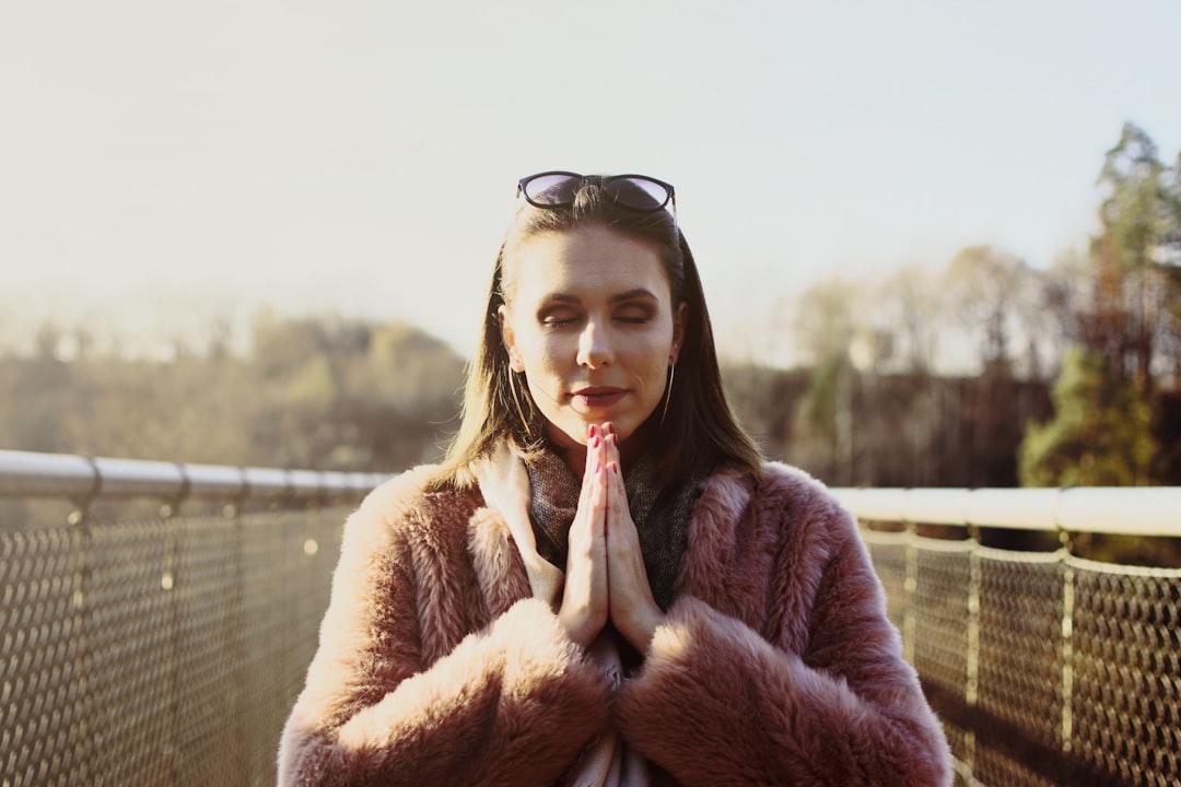 découvrez la signification de la gratitude, ses bienfaits au quotidien et comment l’intégrer dans votre vie pour favoriser le bonheur et le bien-être.