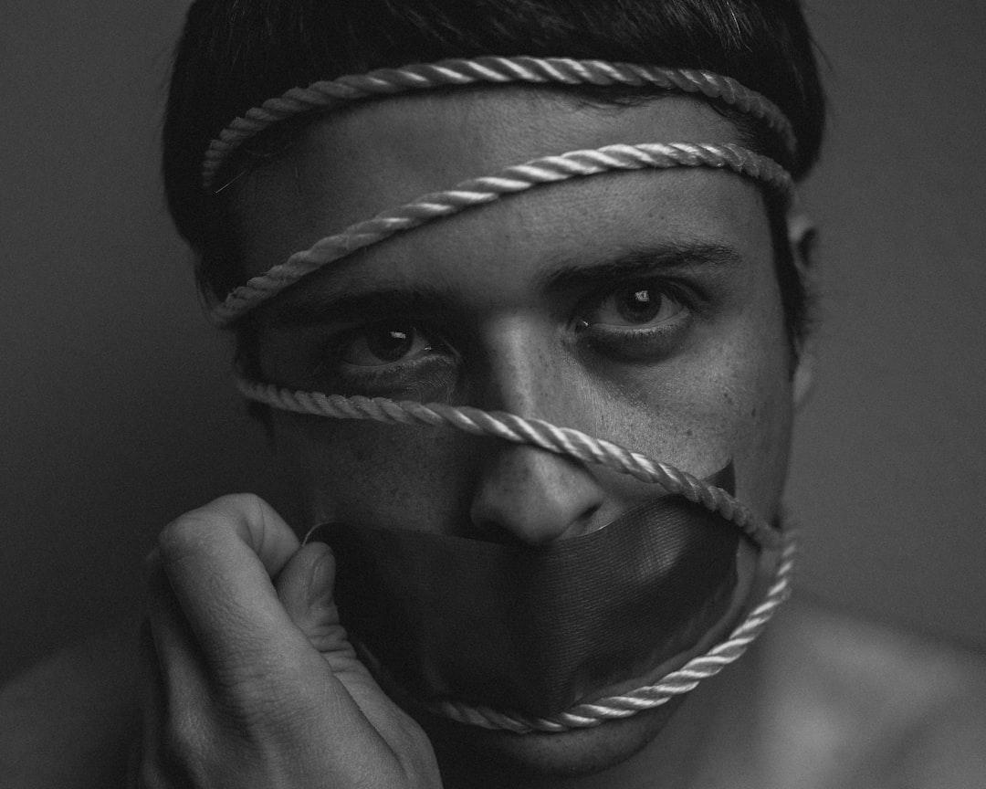 découvrez des conseils, des témoignages et des ressources pour surmonter un chagrin d'amour, comprendre ses émotions et reconstruire sa confiance après une rupture.