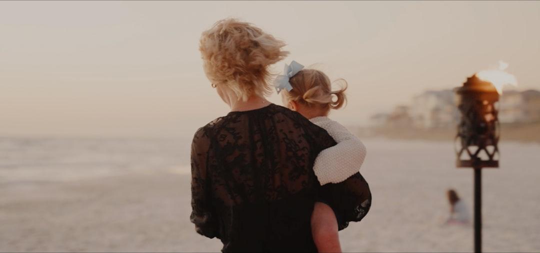 découvrez comment reconnaître une mère narcissique, comprendre son impact sur la famille et trouver des conseils pour se protéger et se reconstruire face à ce type de personnalité toxique.