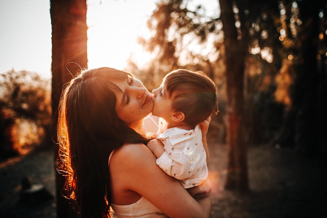 découvrez comment reconnaître les signes d'une mère narcissique, comprendre leur impact psychologique et obtenir des conseils pour protéger votre bien-être face à ce type de personnalité.