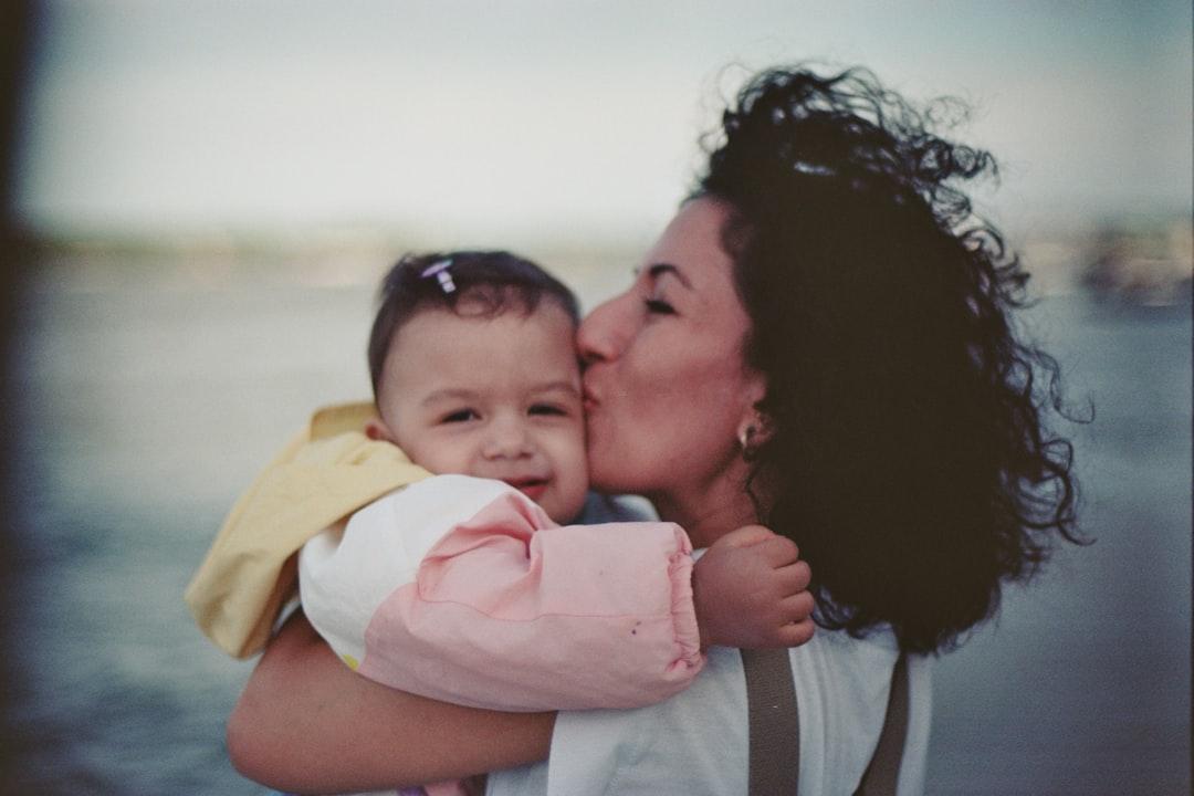 découvrez comment reconnaître une mère narcissique, comprendre ses comportements et leurs impacts sur ses enfants, ainsi que des conseils pour protéger votre bien-être et retrouver confiance en vous.