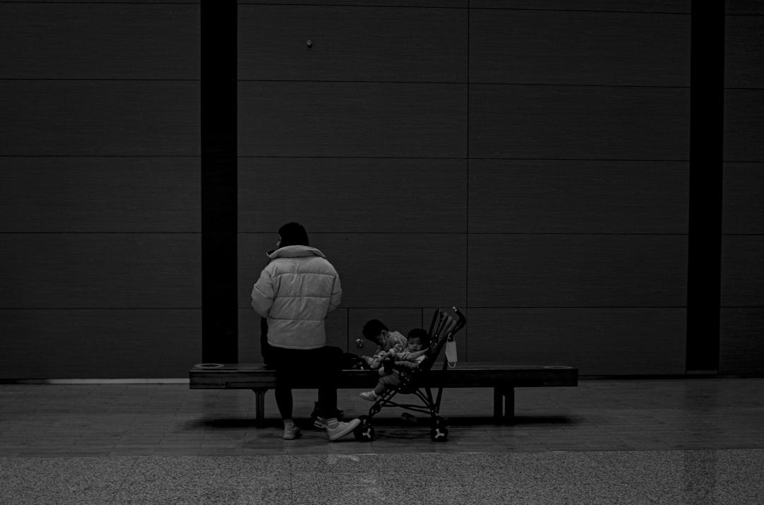 découvrez comment faire face à la perte parentale, surmonter le deuil et trouver du soutien pour reconstruire sa vie après ce moment difficile.