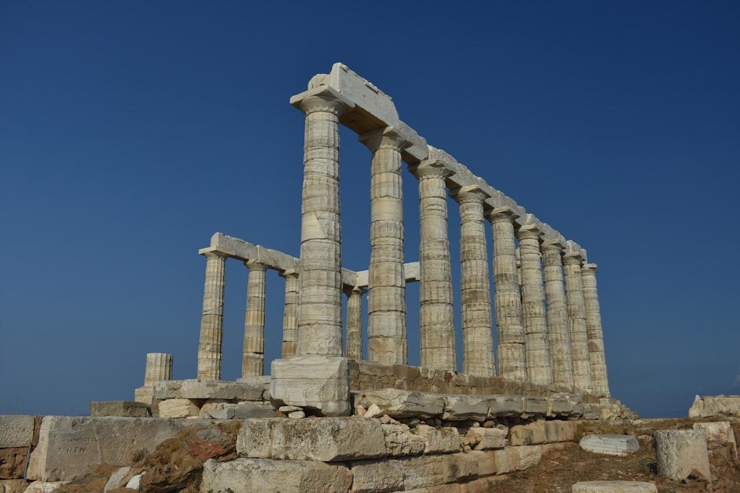 découvrez l'histoire, les pouvoirs et les légendes entourant poséidon, le dieu grec de la mer, des tempêtes et des chevaux, figure emblématique de la mythologie grecque.