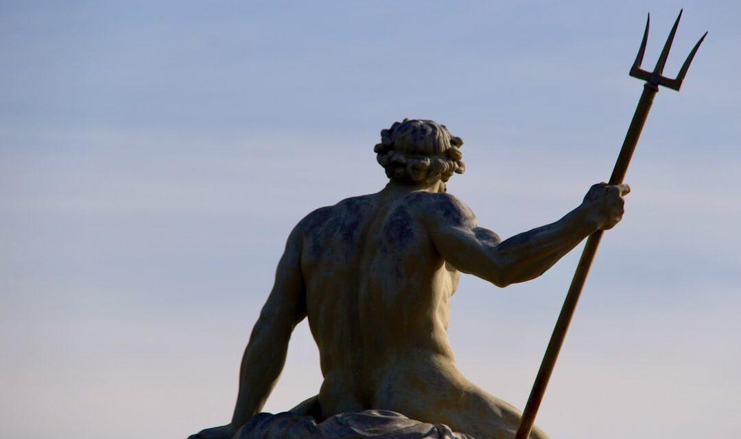 découvrez poseidon, le dieu mythologique de la mer, des océans et des tempêtes dans la mythologie grecque. explorez son histoire, ses pouvoirs et son influence sur la civilisation antique.