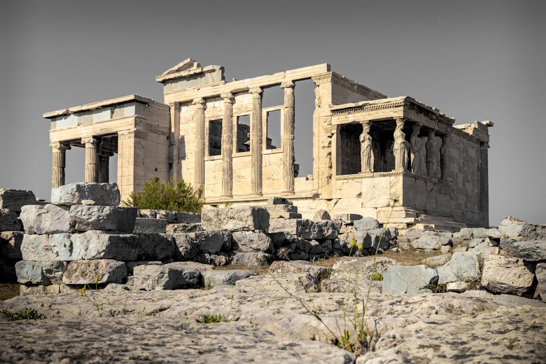 découvrez poseidon, le dieu mythique des mers et des océans dans la mythologie grecque. plongez dans son histoire fascinante, ses pouvoirs et son influence sur la culture et les légendes du monde.