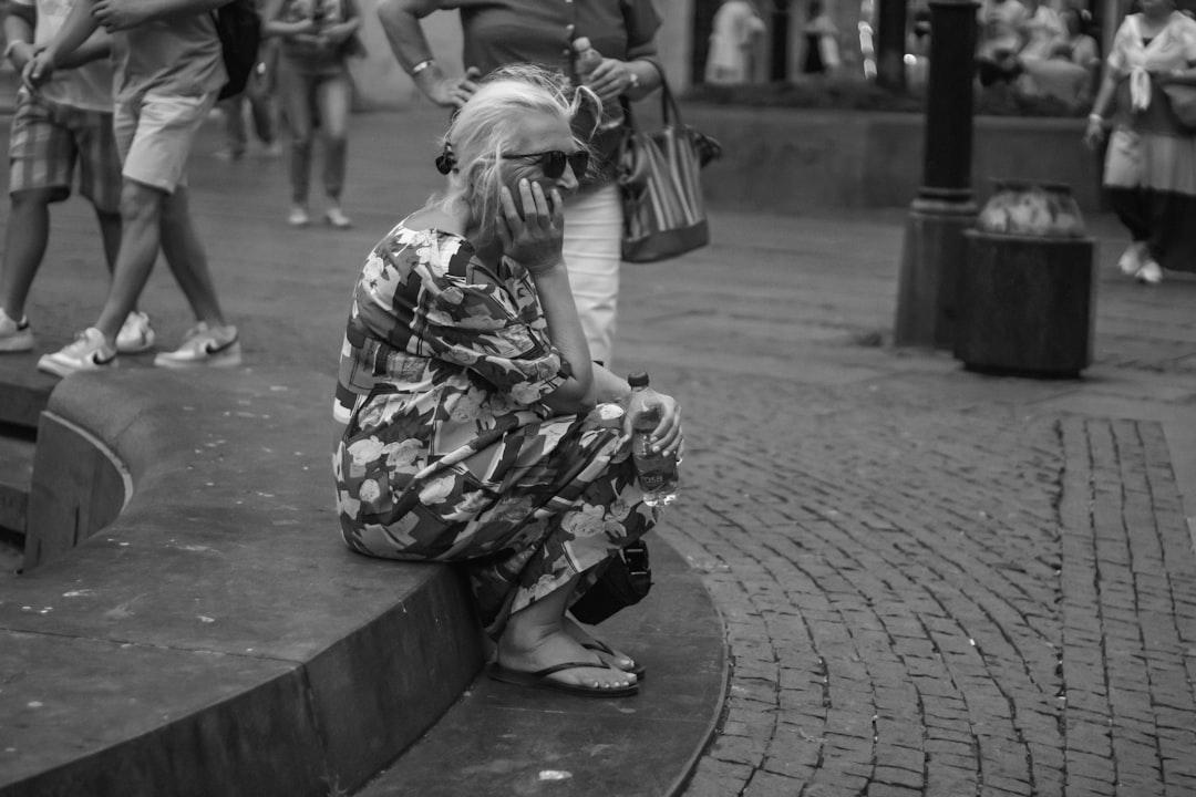 découvrez la définition de l'asocialité, ses causes, ses manifestations et ses conséquences sur la vie personnelle et sociale. comprenez les différences entre asocialité, antisocialité et introversion.