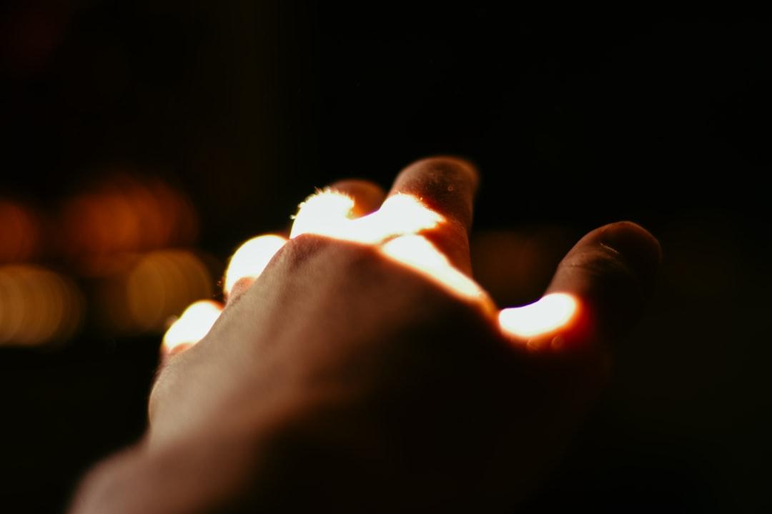 découvrez l'importance du pardon, ses bienfaits sur le bien-être émotionnel et comment intégrer le pardon dans votre vie quotidienne pour vivre plus sereinement.