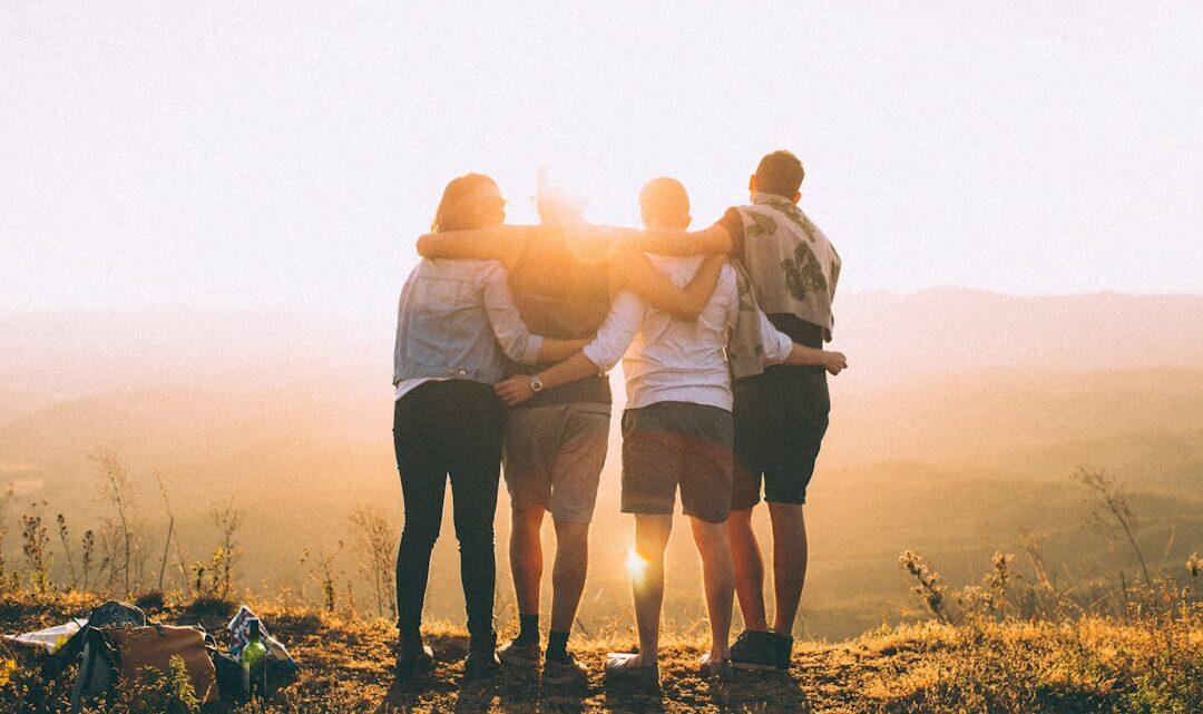 découvrez l'essence de l'amitié : son importance, ses bienfaits et des conseils pour cultiver de vraies relations amicales durables au quotidien.