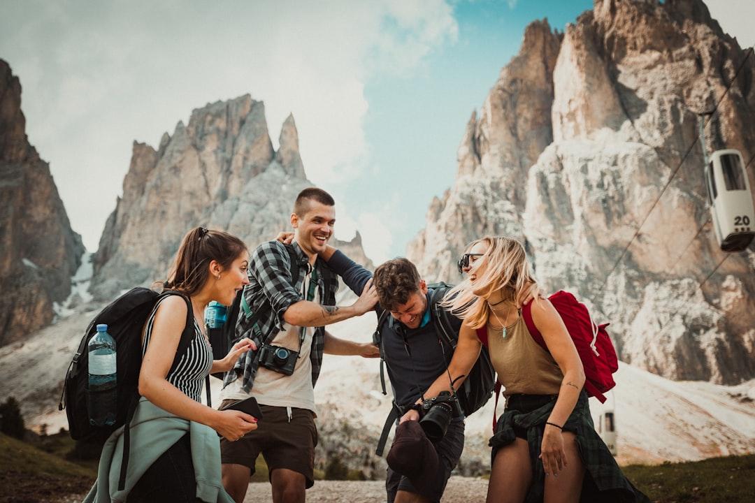 découvrez l'essence de l'amitié : son importance dans nos vies, les secrets pour entretenir des relations sincères et les bienfaits d'une véritable complicité entre amis.