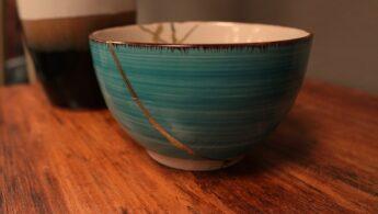 découvrez l'art japonais du kintsugi, une technique ancestrale qui consiste à réparer la céramique brisée avec de l'or, célébrant ainsi l'imperfection et la beauté des objets restaurés. apprenez-en plus sur sa philosophie et ses applications modernes.