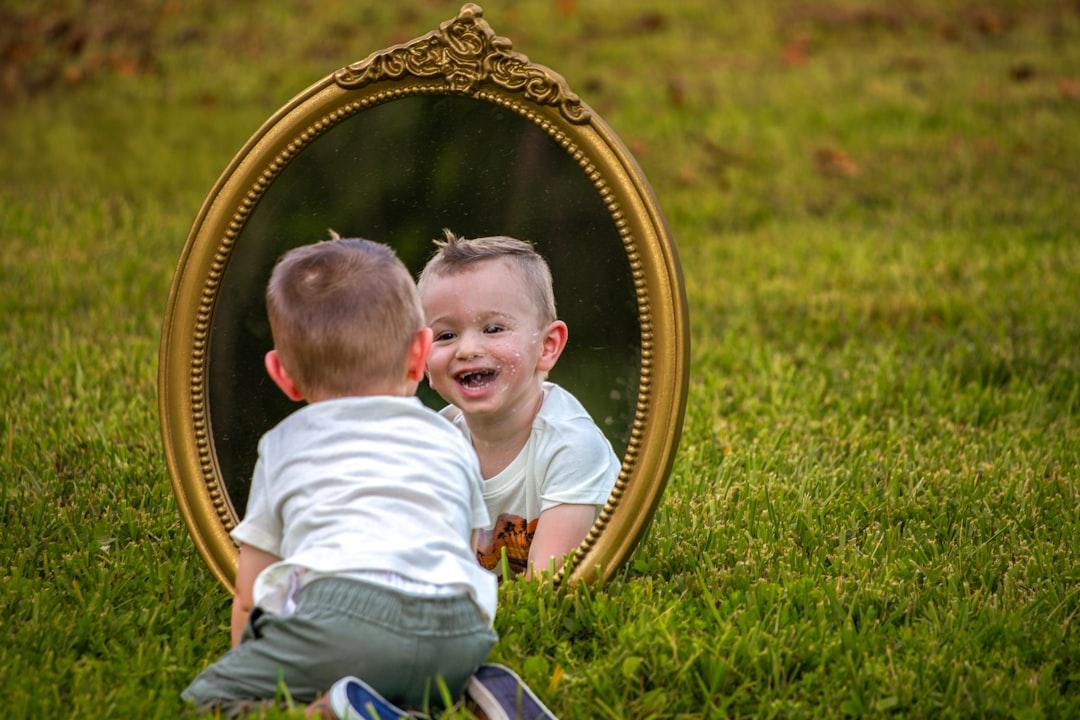 découvrez l'importance de la connaissance de soi : développez votre self-awareness pour mieux comprendre vos émotions, améliorer vos relations et atteindre vos objectifs personnels et professionnels.
