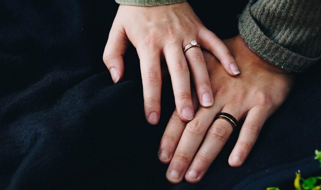 découvrez la signification de la tendresse : une émotion profonde et chaleureuse, exprimant l’affection, la douceur et l’empathie dans les relations humaines. explorez comment elle enrichit notre quotidien et nos liens avec les autres.