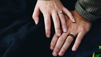 découvrez la signification de la tendresse : une émotion profonde et chaleureuse, exprimant l’affection, la douceur et l’empathie dans les relations humaines. explorez comment elle enrichit notre quotidien et nos liens avec les autres.