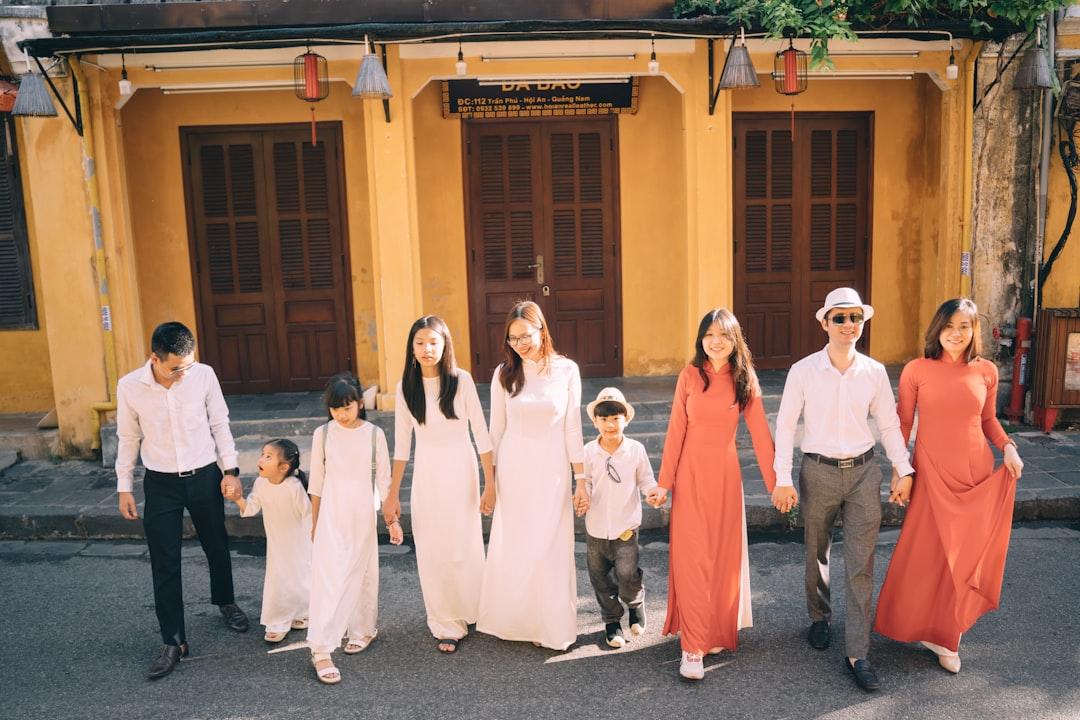 découvrez les modèles familiaux actuels et leur évolution dans la société moderne. analyse des différentes structures et dynamiques familiales.