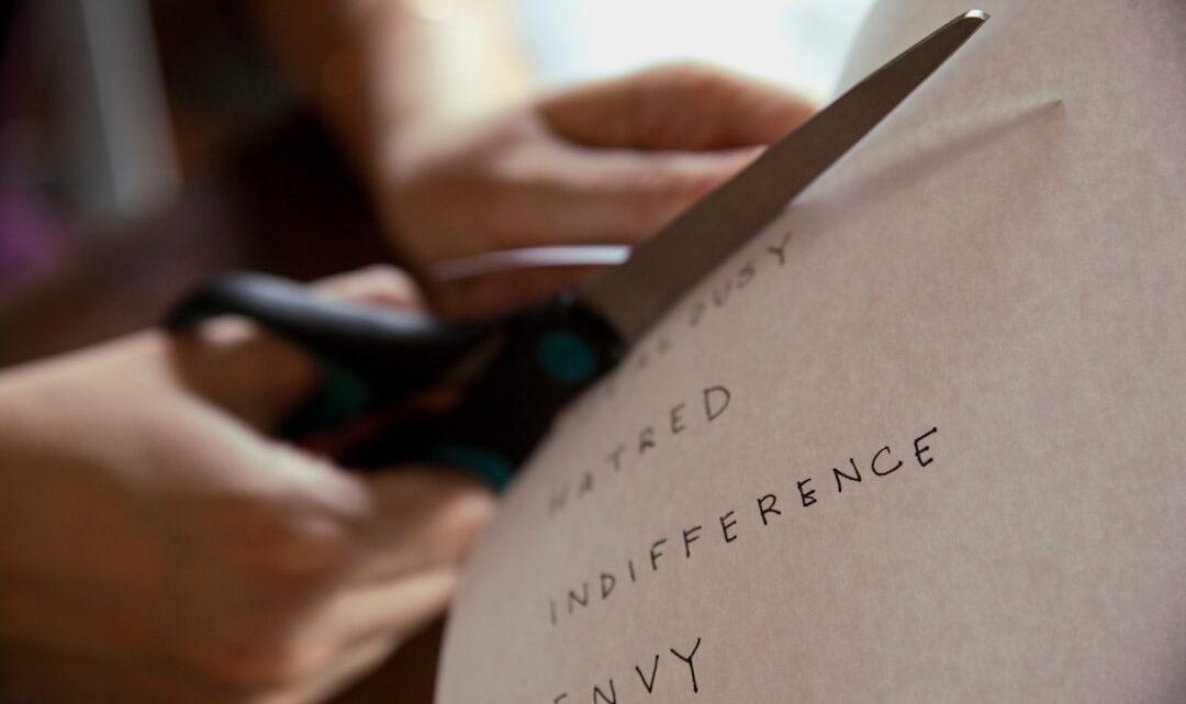 découvrez la signification profonde de l'indifférence, ses causes et ses impacts sur les relations humaines dans notre analyse complète.