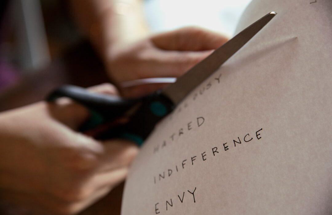 découvrez la signification profonde de l'indifférence, ses causes et ses impacts sur les relations humaines dans notre analyse complète.