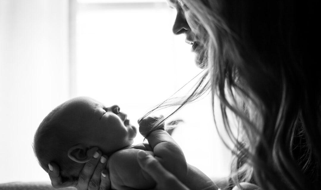 découvrez la douceur et la tendresse de l'affection maternelle, un lien unique qui nourrit le cœur et l'âme.